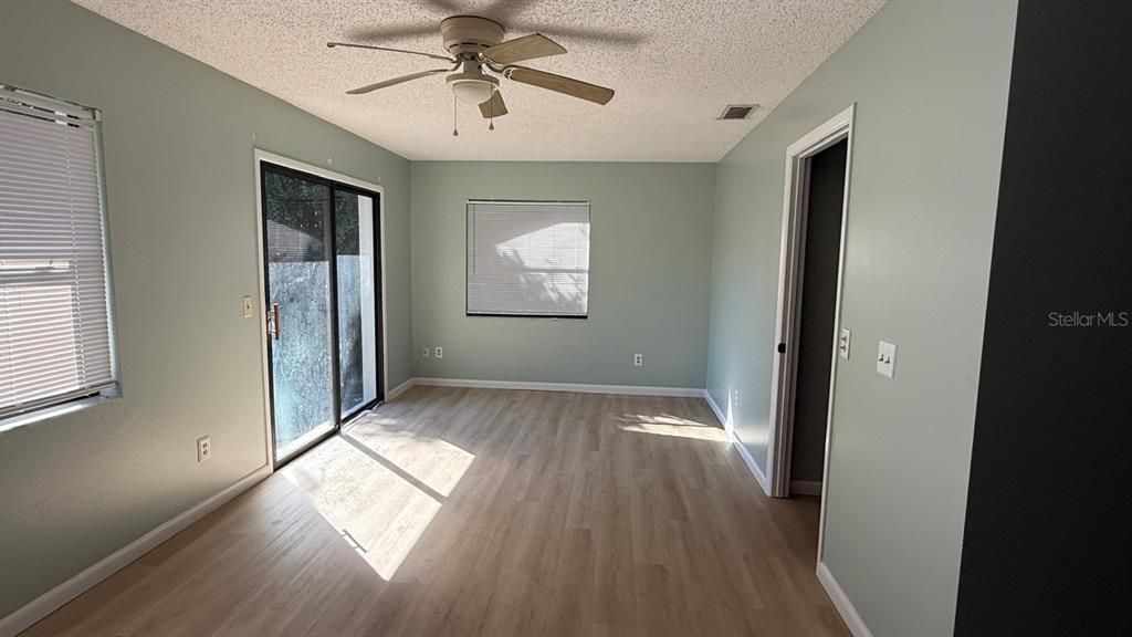 合同活跃: $215,000 (2 贝兹, 2 浴室, 1128 平方英尺)