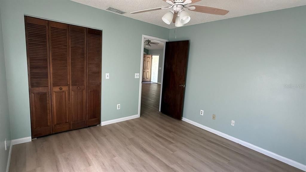 合同活跃: $215,000 (2 贝兹, 2 浴室, 1128 平方英尺)