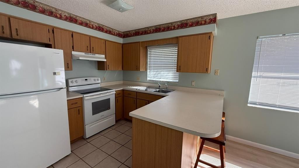 合同活跃: $215,000 (2 贝兹, 2 浴室, 1128 平方英尺)