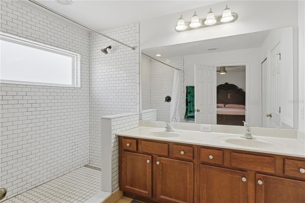 For Sale: $535,000 (6 beds, 5 baths, 3579 Square Feet)