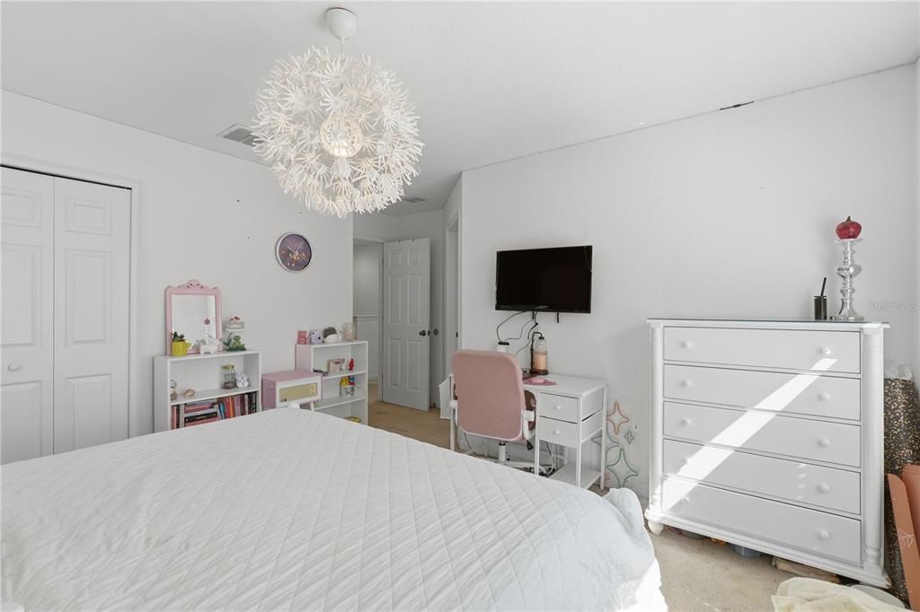 For Sale: $535,000 (6 beds, 5 baths, 3579 Square Feet)