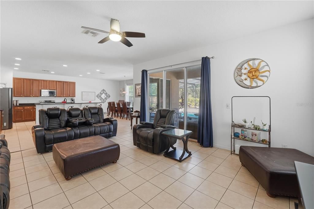 For Sale: $535,000 (6 beds, 5 baths, 3579 Square Feet)