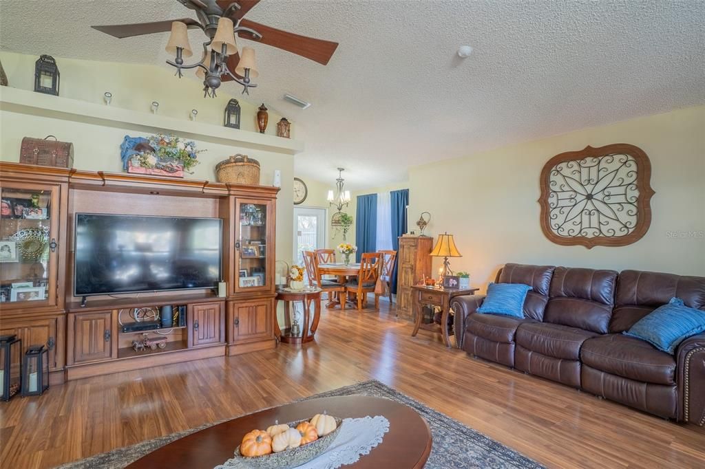 For Sale: $315,000 (3 beds, 2 baths, 1484 Square Feet)