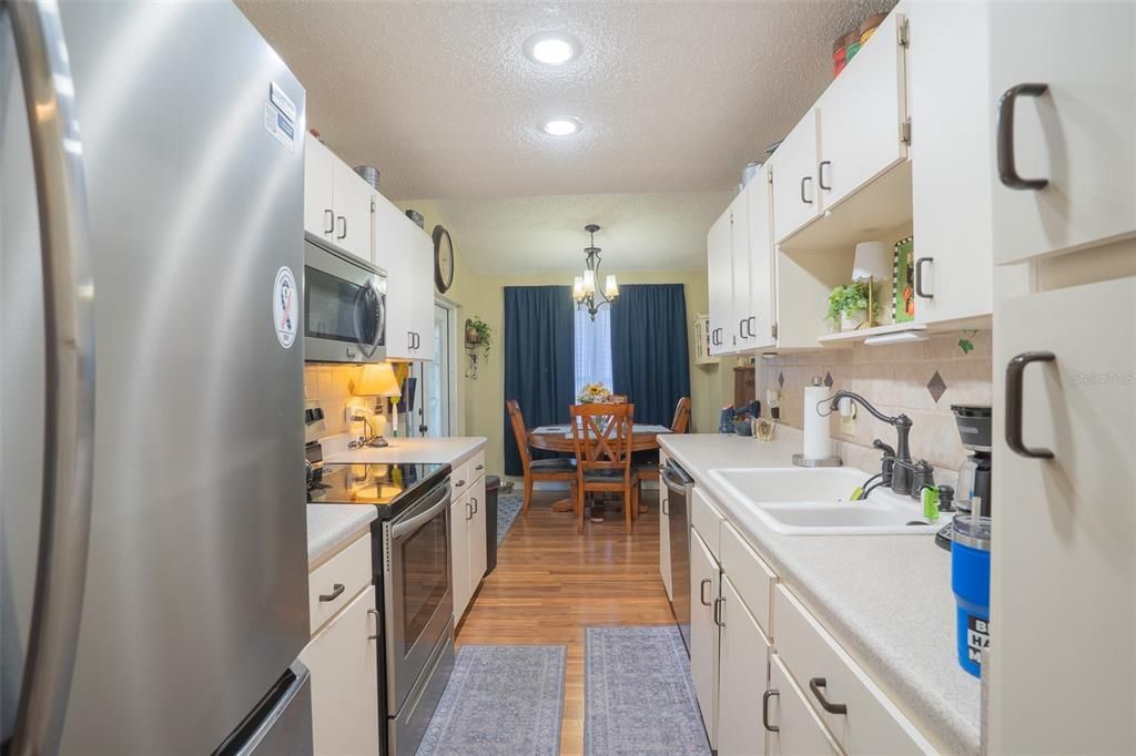 For Sale: $315,000 (3 beds, 2 baths, 1484 Square Feet)