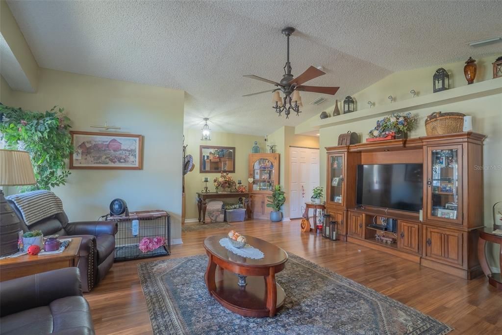 For Sale: $315,000 (3 beds, 2 baths, 1484 Square Feet)