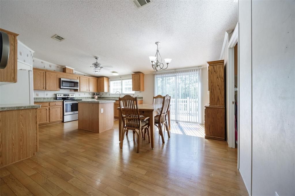 En Venta: $297,500 (4 camas, 2 baños, 1590 Pies cuadrados)