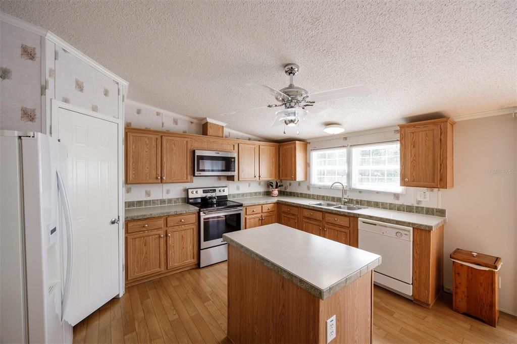 En Venta: $297,500 (4 camas, 2 baños, 1590 Pies cuadrados)