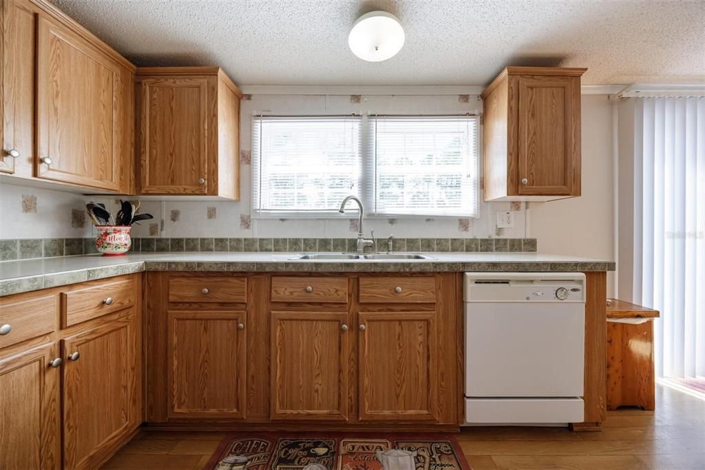 En Venta: $297,500 (4 camas, 2 baños, 1590 Pies cuadrados)