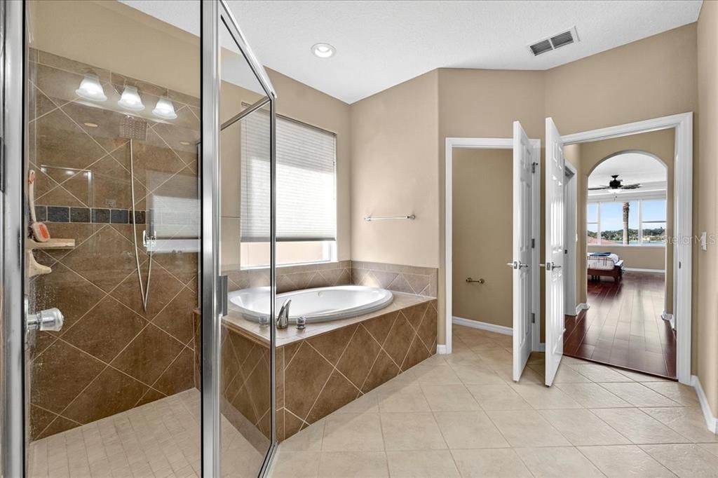 Activo con contrato: $629,900 (4 camas, 4 baños, 3386 Pies cuadrados)