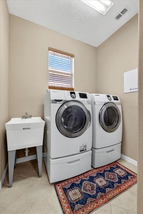 Activo con contrato: $629,900 (4 camas, 4 baños, 3386 Pies cuadrados)