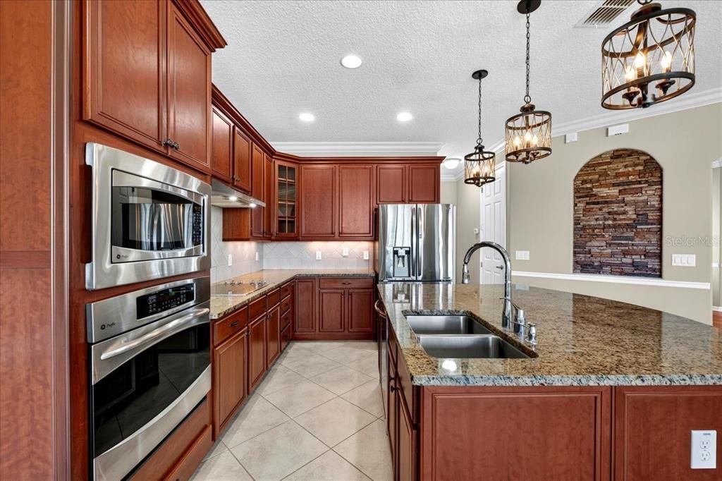 Activo con contrato: $629,900 (4 camas, 4 baños, 3386 Pies cuadrados)