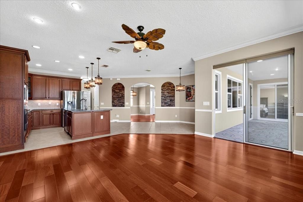 Activo con contrato: $629,900 (4 camas, 4 baños, 3386 Pies cuadrados)