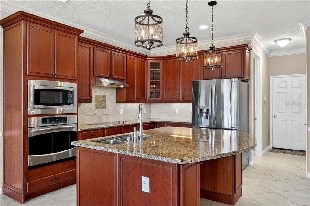 Activo con contrato: $629,900 (4 camas, 4 baños, 3386 Pies cuadrados)