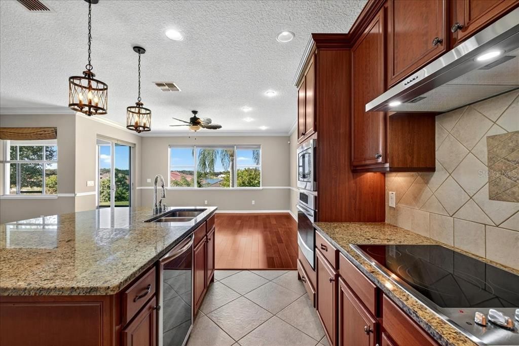 Activo con contrato: $629,900 (4 camas, 4 baños, 3386 Pies cuadrados)