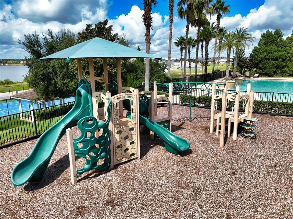 Activo con contrato: $629,900 (4 camas, 4 baños, 3386 Pies cuadrados)