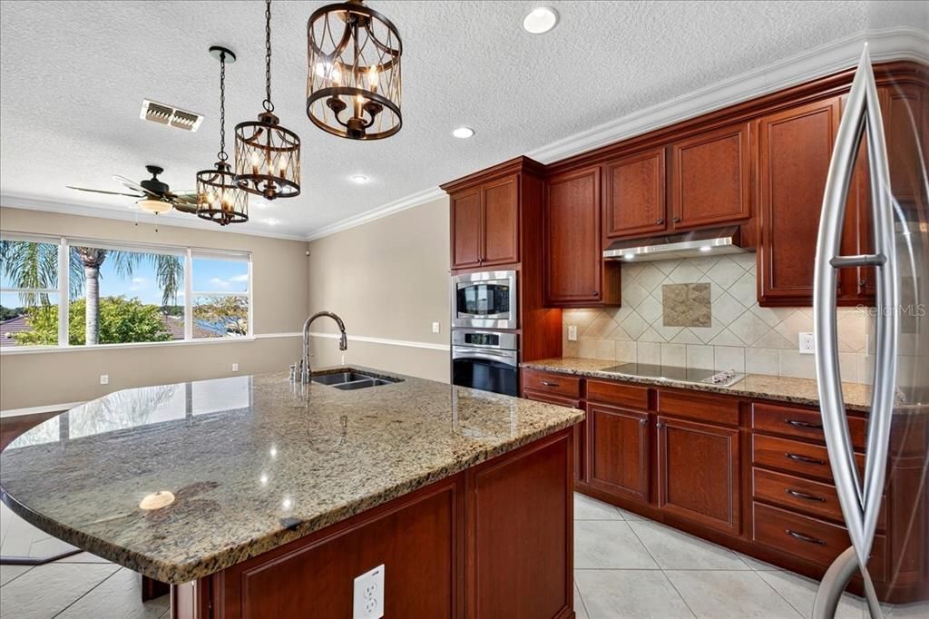 Activo con contrato: $629,900 (4 camas, 4 baños, 3386 Pies cuadrados)