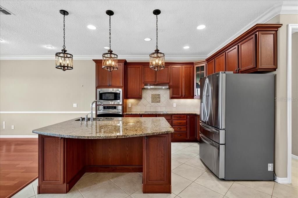 Activo con contrato: $629,900 (4 camas, 4 baños, 3386 Pies cuadrados)