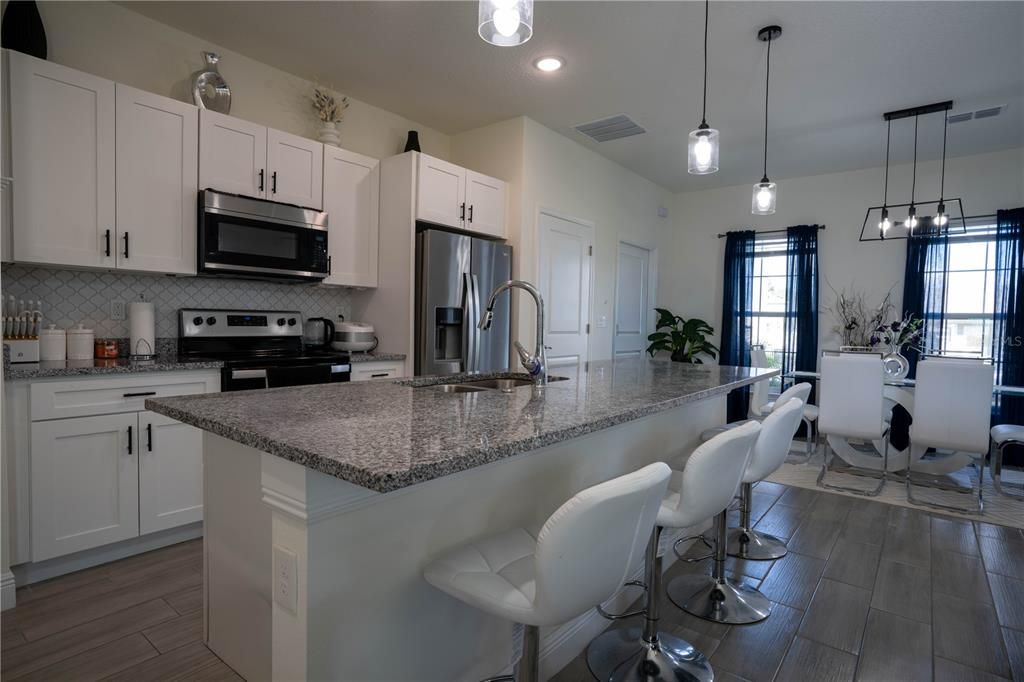 For Sale: $299,999 (4 beds, 2 baths, 1716 Square Feet)