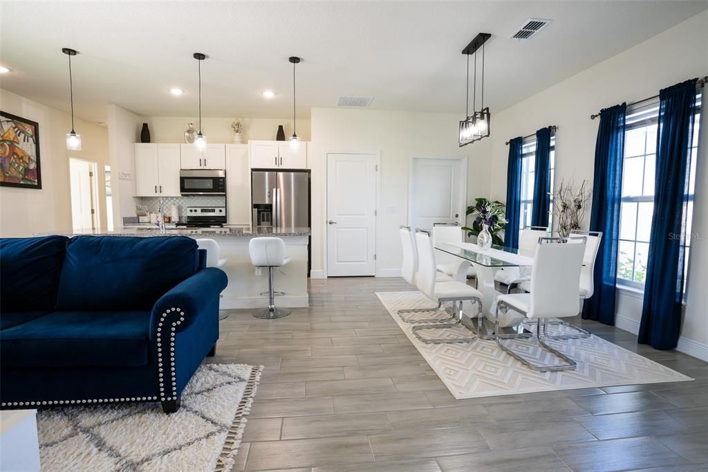 For Sale: $299,999 (4 beds, 2 baths, 1716 Square Feet)