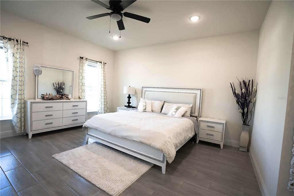 For Sale: $299,999 (4 beds, 2 baths, 1716 Square Feet)