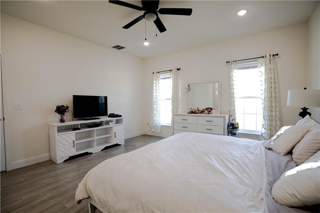 For Sale: $299,999 (4 beds, 2 baths, 1716 Square Feet)