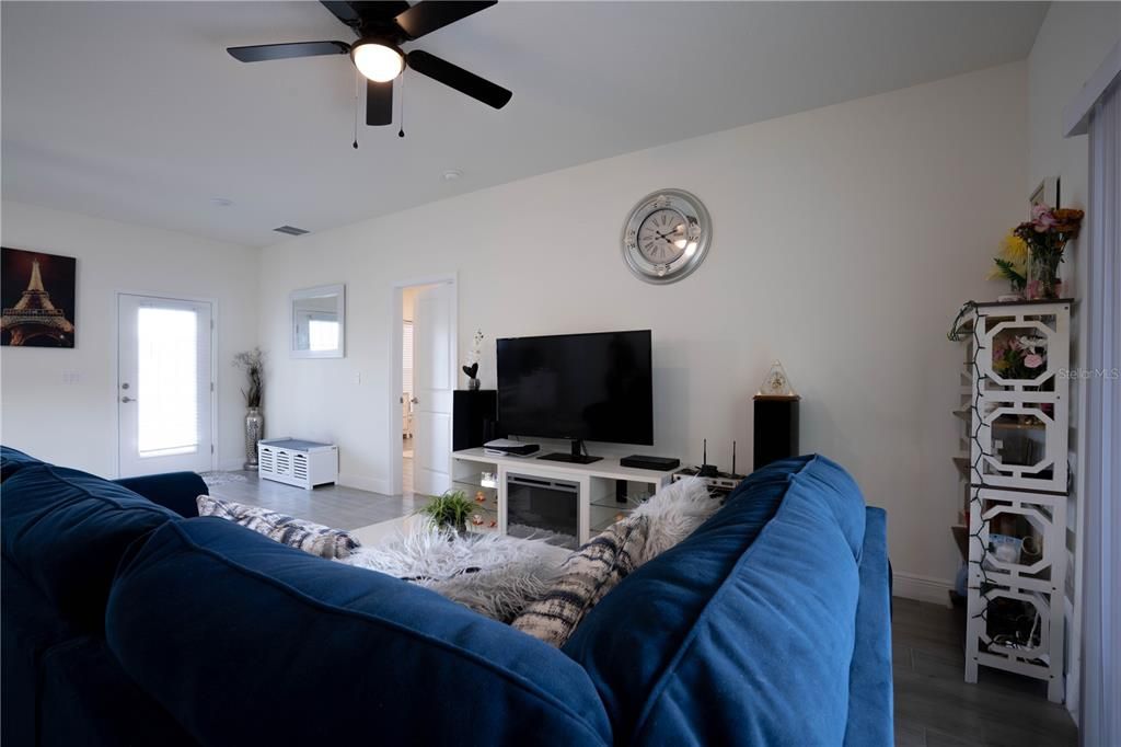 For Sale: $299,999 (4 beds, 2 baths, 1716 Square Feet)