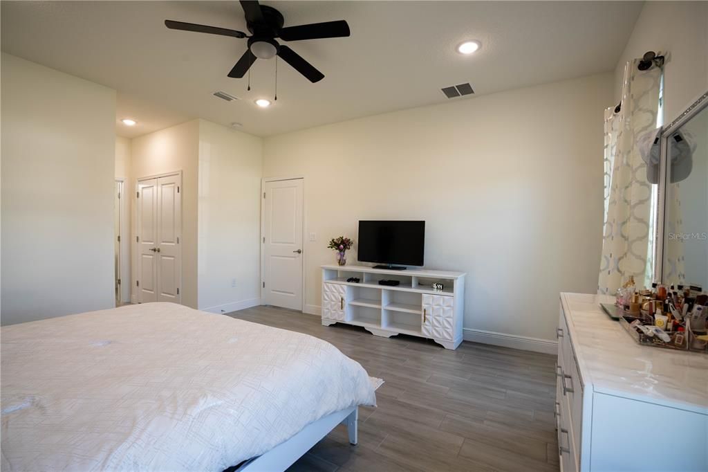 For Sale: $299,999 (4 beds, 2 baths, 1716 Square Feet)