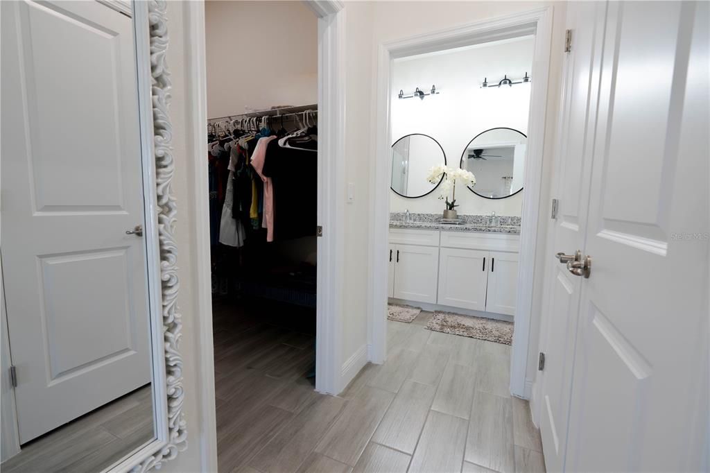 For Sale: $299,999 (4 beds, 2 baths, 1716 Square Feet)