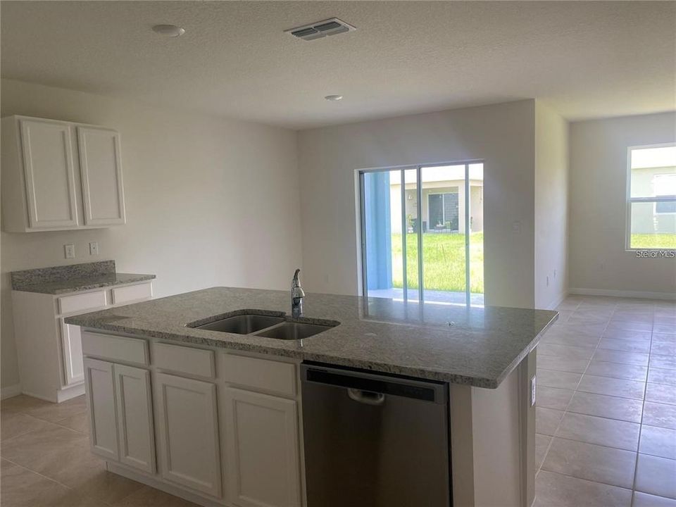 出租: $1,990 (4 贝兹, 2 浴室, 1828 平方英尺)