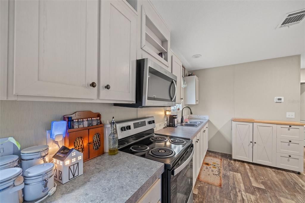 For Sale: $220,000 (3 beds, 2 baths, 920 Square Feet)