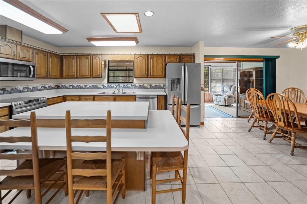 Active With Contract: $648,000 (3 beds, 2 baths, 2406 Square Feet)