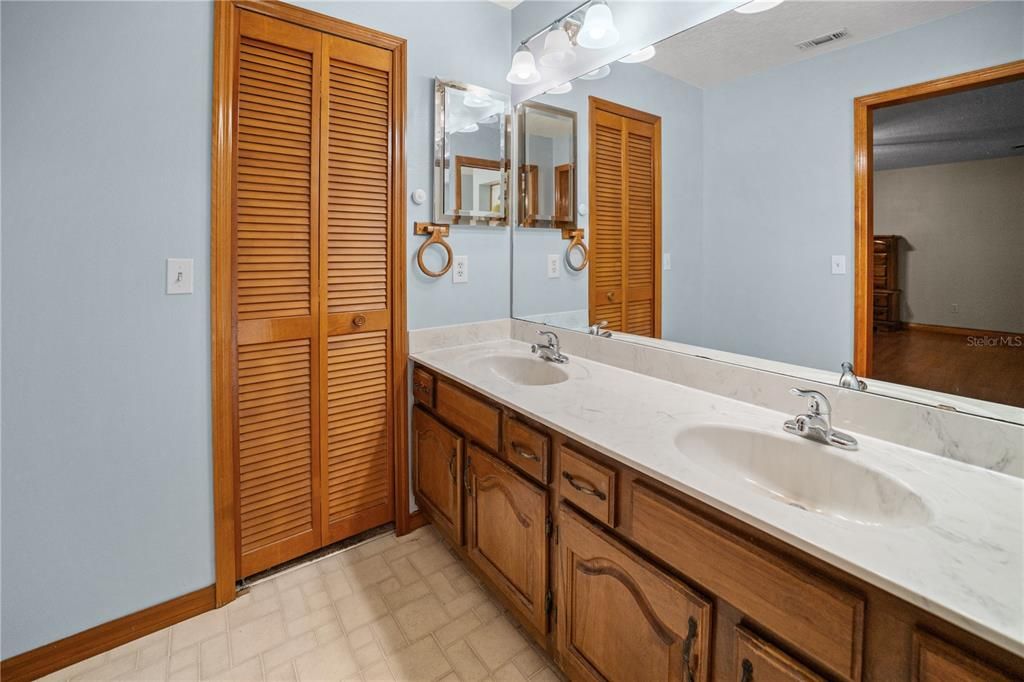 Active With Contract: $648,000 (3 beds, 2 baths, 2406 Square Feet)