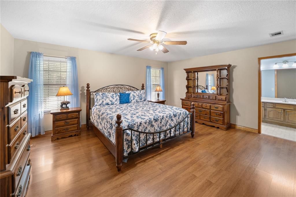 Active With Contract: $648,000 (3 beds, 2 baths, 2406 Square Feet)