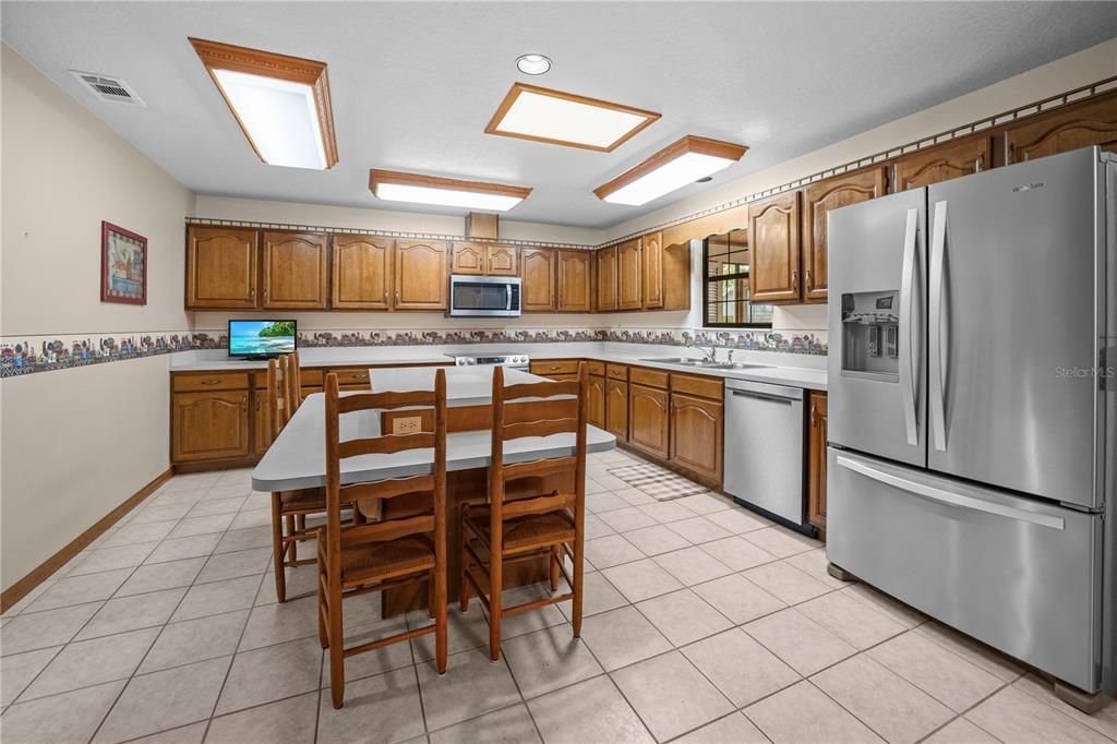 Active With Contract: $648,000 (3 beds, 2 baths, 2406 Square Feet)