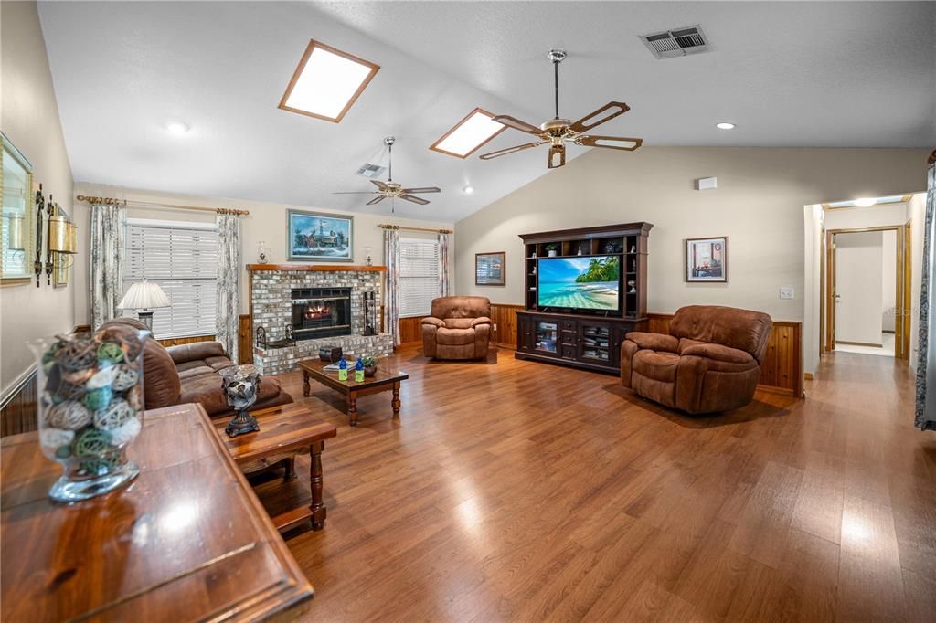 Active With Contract: $648,000 (3 beds, 2 baths, 2406 Square Feet)