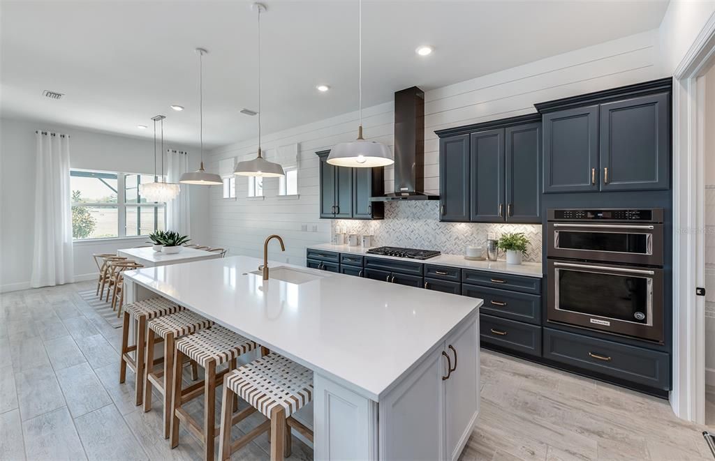 Active With Contract: $900,000 (3 beds, 3 baths, 2483 Square Feet)