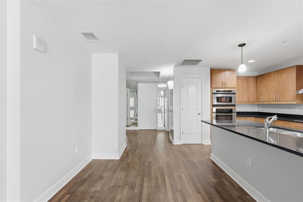 For Rent: $2,600 (1 beds, 2 baths, 1400 Square Feet)