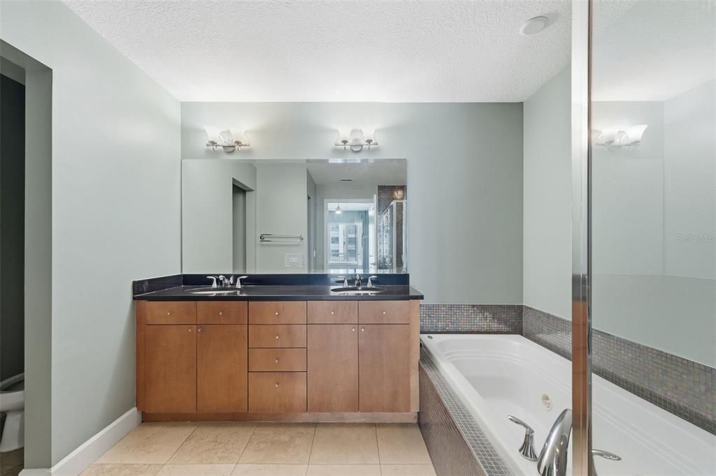 For Rent: $2,600 (1 beds, 2 baths, 1400 Square Feet)