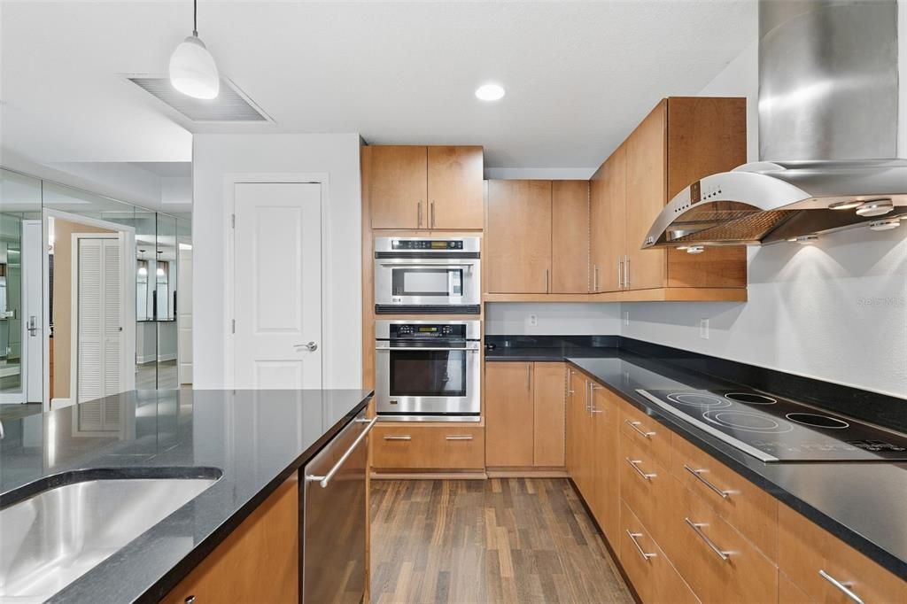 For Rent: $2,600 (1 beds, 2 baths, 1400 Square Feet)