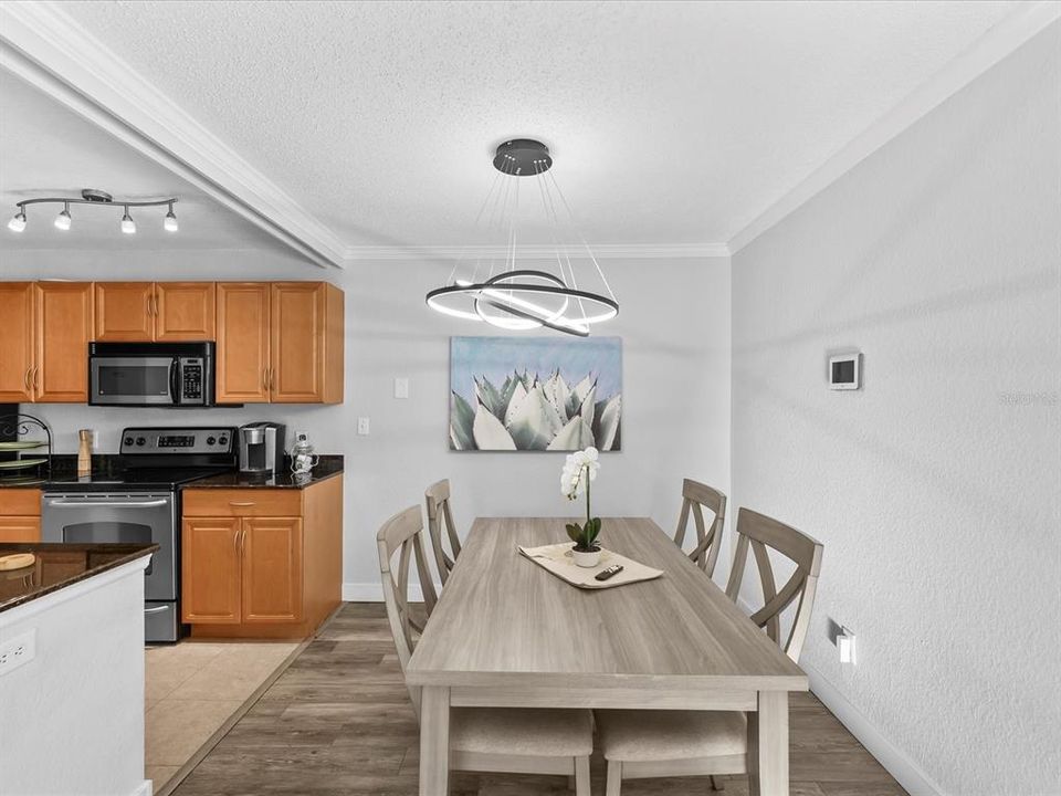 For Sale: $189,900 (2 beds, 1 baths, 945 Square Feet)