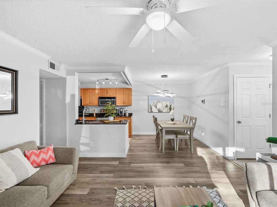 For Sale: $189,900 (2 beds, 1 baths, 945 Square Feet)