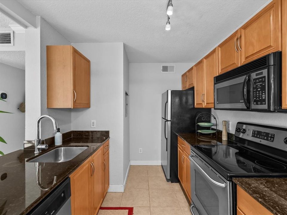 For Sale: $189,900 (2 beds, 1 baths, 945 Square Feet)