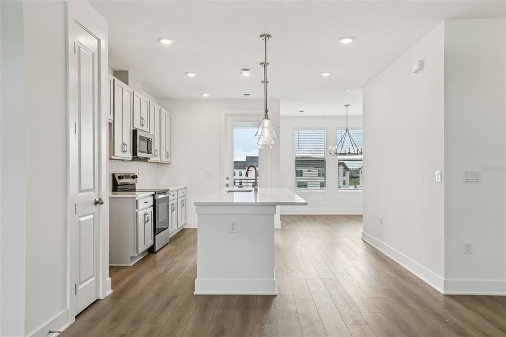 Active With Contract: $465,990 (3 beds, 3 baths, 2072 Square Feet)