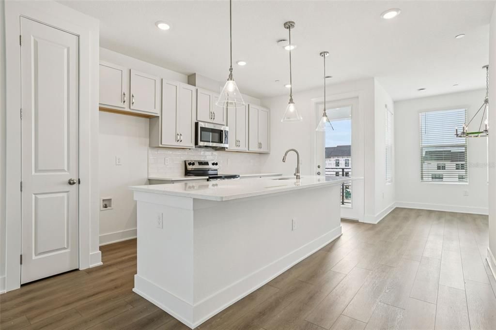 Active With Contract: $465,990 (3 beds, 3 baths, 2072 Square Feet)