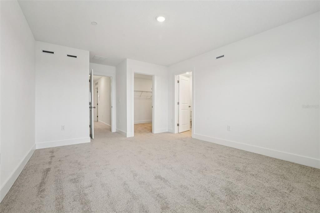 Active With Contract: $465,990 (3 beds, 3 baths, 2072 Square Feet)