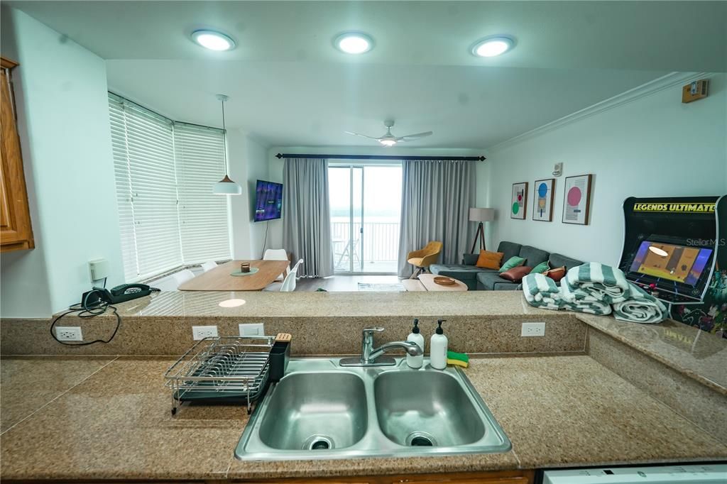 Под контрактом: $315,000 (2 спален, 2 ванн, 1078 Квадратных фут)