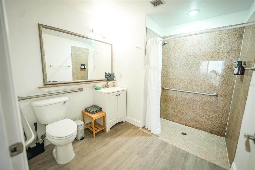 Под контрактом: $315,000 (2 спален, 2 ванн, 1078 Квадратных фут)