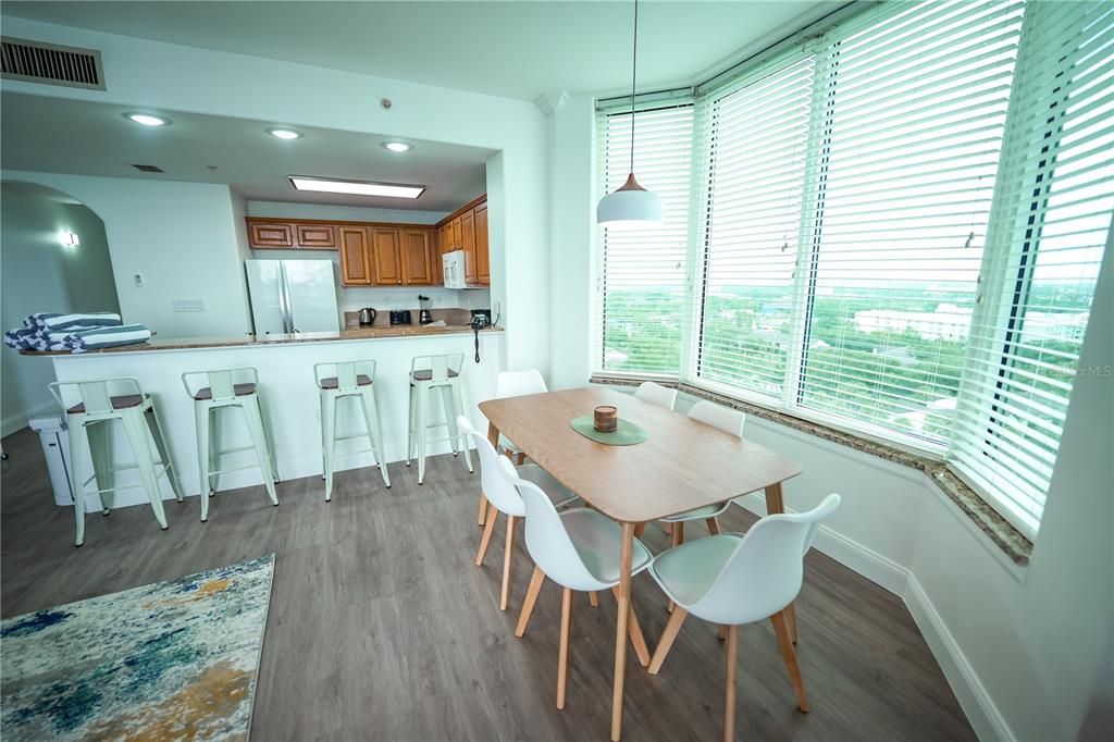 Под контрактом: $315,000 (2 спален, 2 ванн, 1078 Квадратных фут)