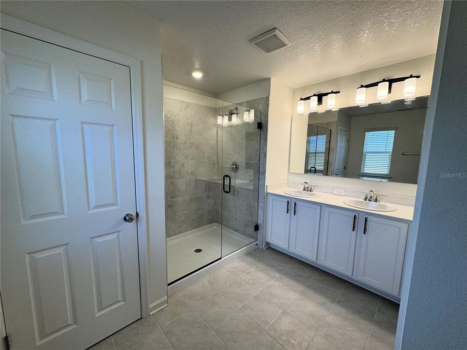 Active With Contract: $2,900 (4 beds, 3 baths, 2566 Square Feet)