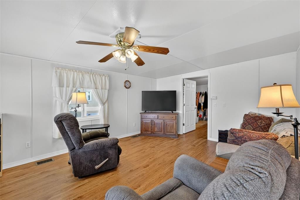 For Sale: $80,000 (2 beds, 1 baths, 790 Square Feet)